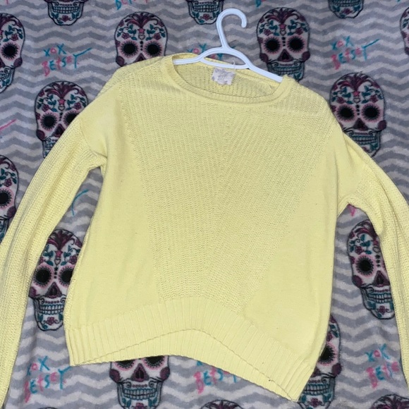 I’m selling a yellow sweatshirt - Picture 1 of 1